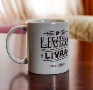 Caneca bibla - O livro livra