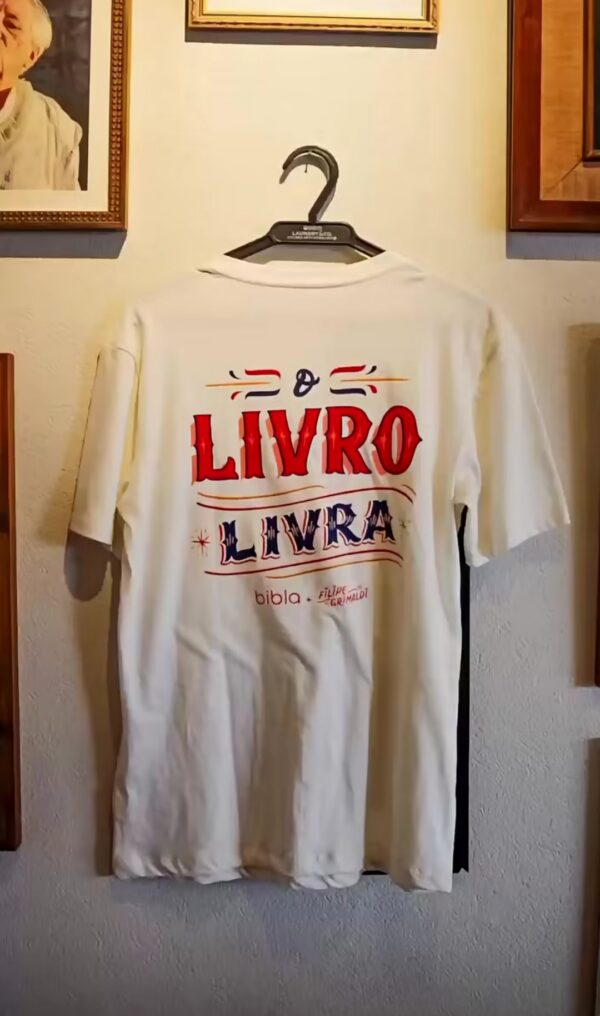 Camiseta bibla - O livro livra