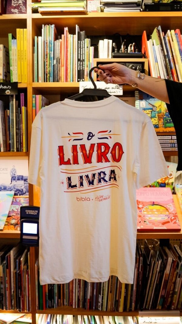 Camiseta bibla - O livro livra